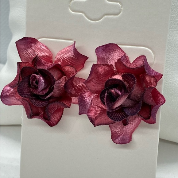 Cute Maroon/White Faux Flower Silver Push Back Stud Earrings A-09 - Picture 2 of 6